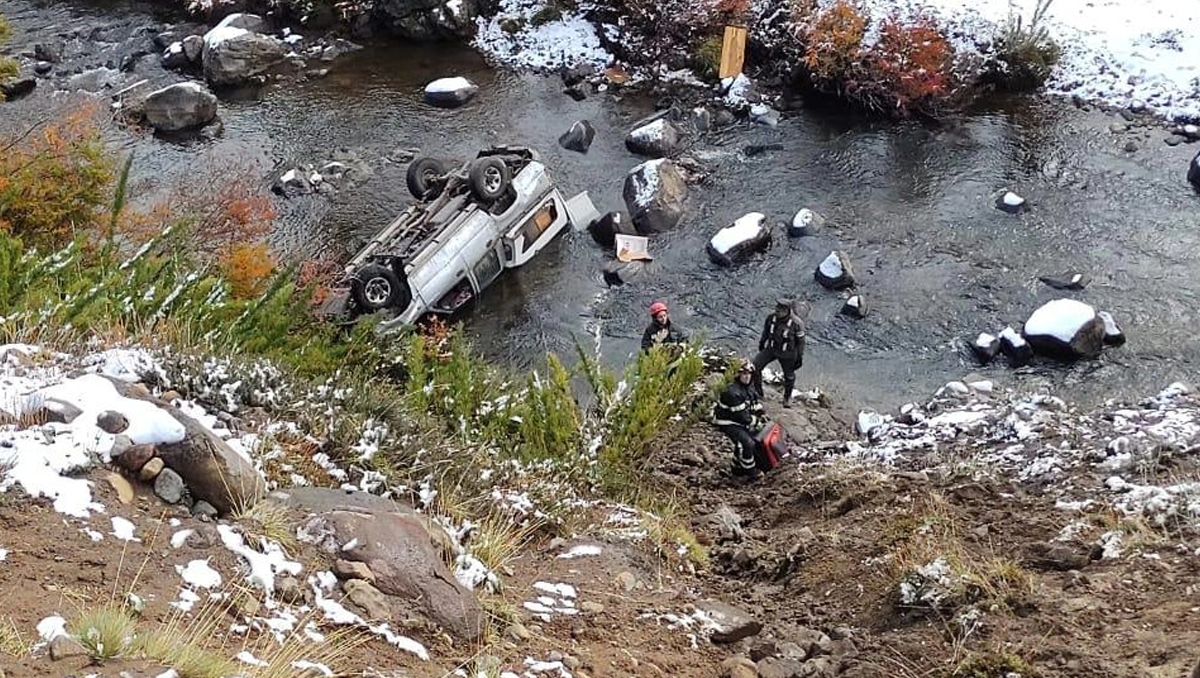 Ruta 23: perdieron estabilidad y cayeron a un arroyo