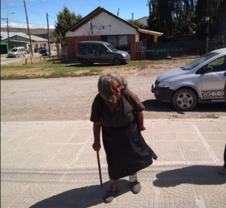 A Senobia se la veía siempre en lugares concurridos de Esquel, como el hospital, y en marchas y otros acontecimientos convocantes. Muchos dicen que es por lejos "la vecina más conocida de la ciudad". A Senobia se la veía siempre en lugares concurridos de Esquel, como el hospital, y en marchas y otros acontecimientos convocantes. Muchos dicen que es por lejos "la vecina más conocida de la ciudad". 