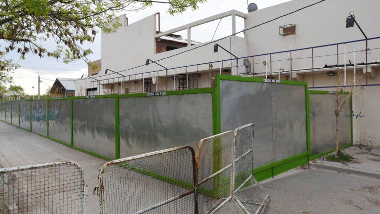 Los operarios siguen retirando escombros del lugar.