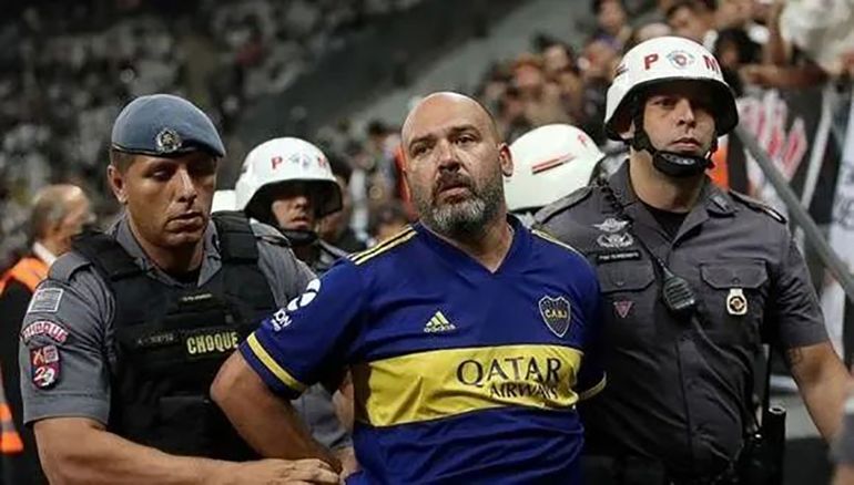 El hincha de Boca que fue detenido por la policía brasileña tras hacerle gestos racistas a la torcida de Corinthians. 