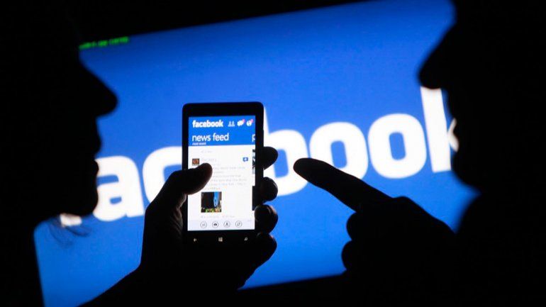 Facebook contratará periodistas para dar batalla a las fake news