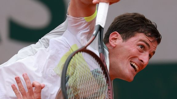 Avanza en Roland Garros el tenista argentino que tocó fondo y recibió un mensaje alentador de Djokovic