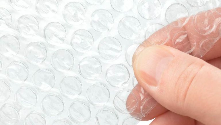 El plástico con burbujas puede ser un aliado para cuidar tu jardín.