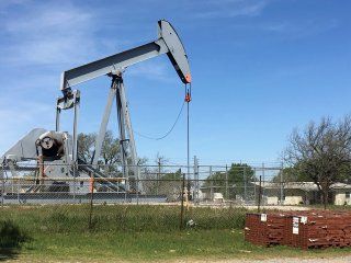 FOTO DE ARCHIVO. Una bomba de petróleo se ve en Velma, Oklahoma, EEUU. 7 de abril de 2016. REUTERS/Luc Cohen.