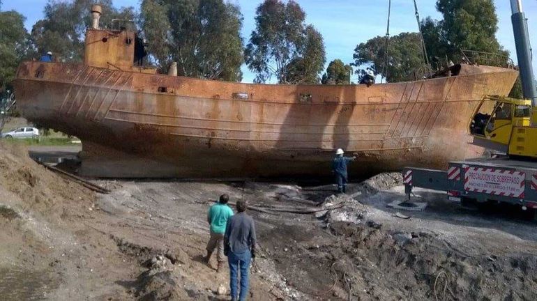 Petrolero neuquino convirtió un barco pesquero en un original resto-bar