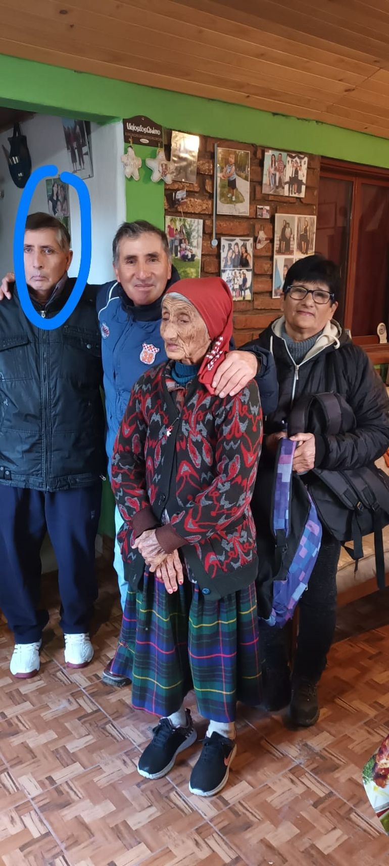 Amanda Aravena, con su hijo y familiares.