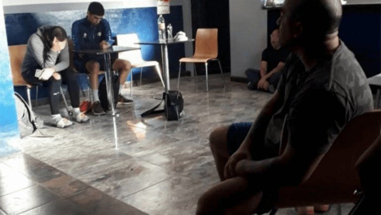 Gol en contra: dos hermanos jugadores de Primera, demorados por ir a jugar fútbol 5