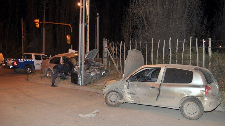 Alguien cruzó con la luz roja y se produjo un violento choque en Confluencia