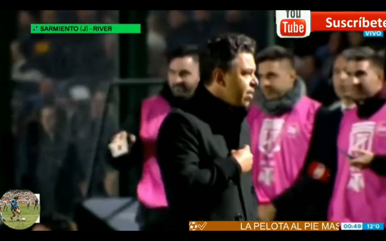 ¡Está en todo! Gallardo notó que Álvarez tenía frío y pidió que le busquen una campera