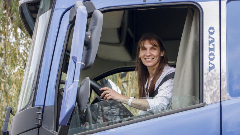Conocé a Cristina, la primera camionera profesional cipoleña