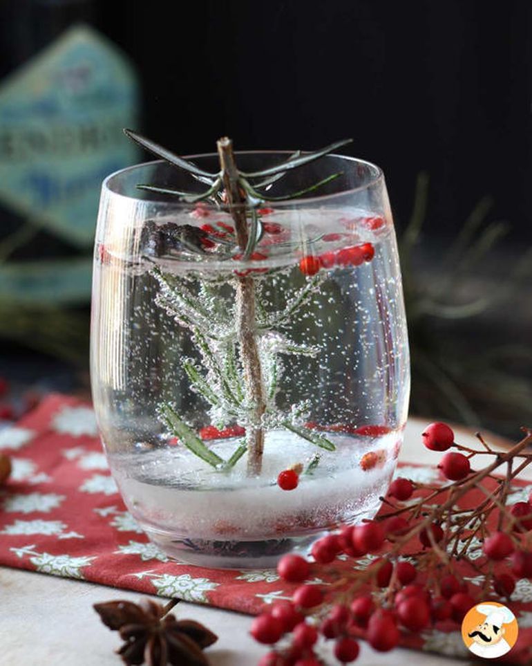 El romero funge de arbolito navideño y la pimienta rosa aporta color. El romero funge de arbolito navideño y la pimienta rosa aporta color.