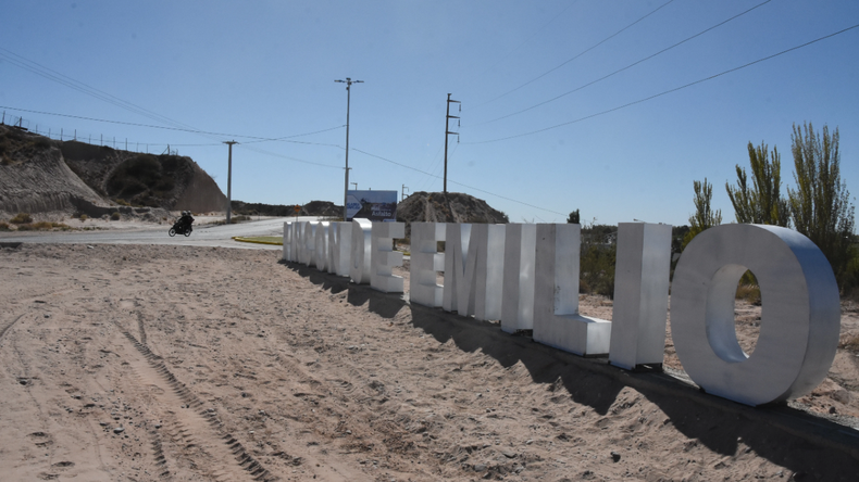 Evacúan Rincón de Emilio por una fuga de gas tras la rotura de un caño | LM Neuquen Evacúan Rincón de Emilio por una fuga de gas tras la rotura de un caño