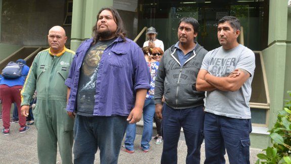 Los trabajadores de MAM ayer, después de la reunión con el Gobierno.