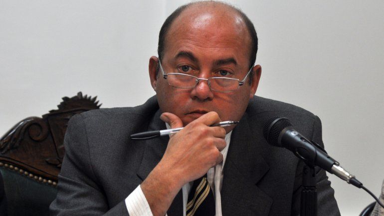 Tras chocar a un vehículo