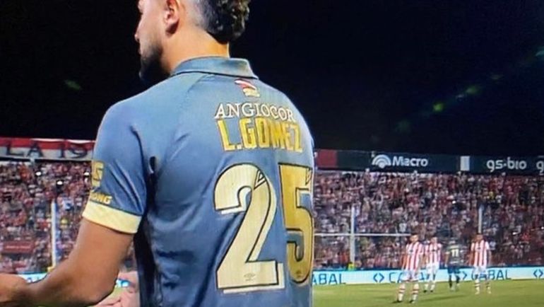 Maxi Romero protagonizó un inédito momento con su camiseta Maxi Romero protagonizó un inédito momento con su camiseta