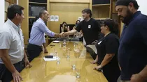 La formalización del acuerdo entre el ministro de Gobierno Jorge Tobares y el secretario General del gremio Carlos Roselli. La formalización del acuerdo entre el ministro de Gobierno Jorge Tobares y el secretario General del gremio Carlos Roselli.
