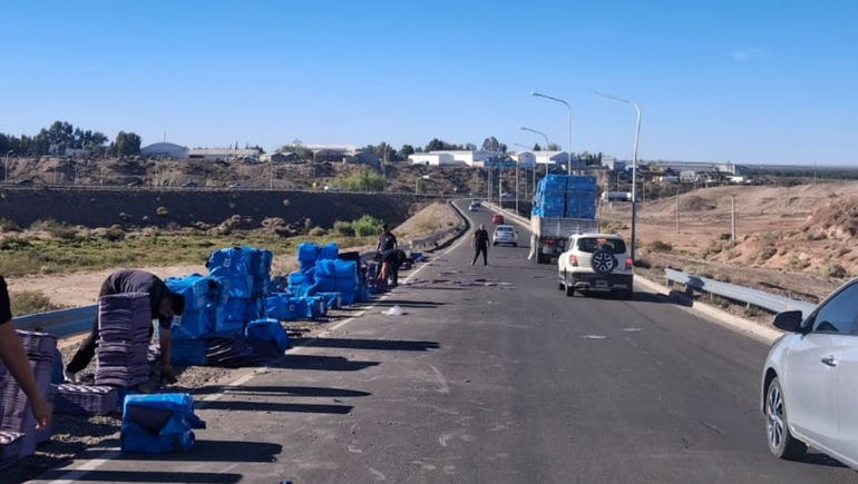 Un camión perdió su carga camino a Cipolletti.