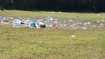Los vecinos de Centenario están enojados porque dicen que no hay sanciones sobre la dueña de una chacra donde se repiten las fiestas electrónicas. Las consecuencias que advierten son ruidos molestos y contaminación que afectaría a las chacras, algunas Los vecinos de Centenario están enojados porque dicen que no hay sanciones sobre la dueña de una chacra donde se repiten las fiestas electrónicas. Las consecuencias que advierten son ruidos molestos y contaminación que afectaría a las chacras, algunas
