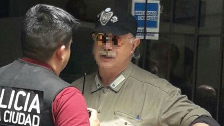 El hombre se paró frente a la escuela ORT a la salida de clases y les apuntó a los chicos con su cámara. Aún no se sabe qué imágenes logró tomar.