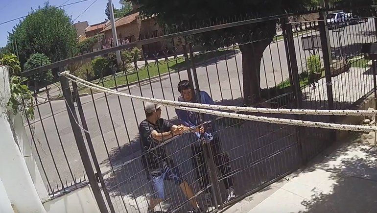 Saltó una reja, ingresó a una casa y robó una compu