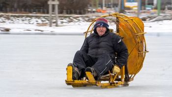 Santa Cruz: Daniel Schupbach en su trineo, por el hielo de Río Gallegos. Santa Cruz: Daniel Schupbach en su trineo, por el hielo de Río Gallegos.