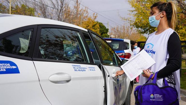 Salen casa por casa a vacunar a las embarazadas