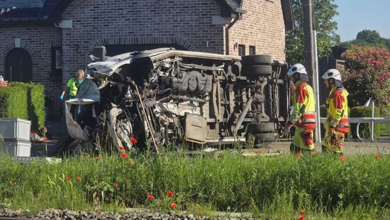 El conductor del tren intentó activar los frenos de emergencia, pero no logró evitar el impacto fatal (Foto: AP/Koen Baten). El conductor del tren intentó activar los frenos de emergencia, pero no logró evitar el impacto fatal (Foto: AP/Koen Baten).
