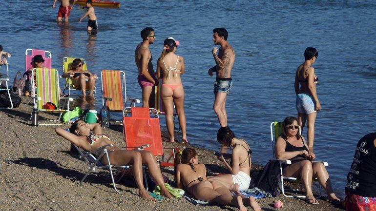 Pese a la ausencia de guardavidas, los neuquinos coparon los balnearios