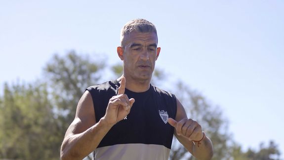 Manolo Berra deja todo en cada entrenamiento y en los partidos para Cipolletti. Es el que más vistió la casaca negra y blanca. Fotos: Anahí Cárdena&nbsp;