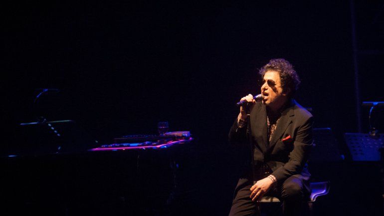 Calamaro confesó que el room service pasa a ser su casa y Netflix su ocio.