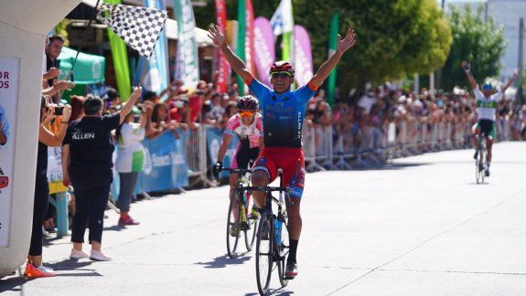 Vuelta al Valle: Héroe inesperado y el emotivo recuerdo del relator fallecido