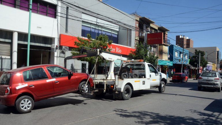 Las grúas trabajan todos los días removiendo vehículos estacionados en zonas prohibidas.