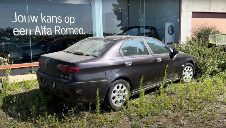 Algunos autos están bien resguardados, y otros permanecen desde hace años a la intemperie, como este Alfa Romeo 166. Algunos autos están bien resguardados, y otros permanecen desde hace años a la intemperie, como este Alfa Romeo 166.