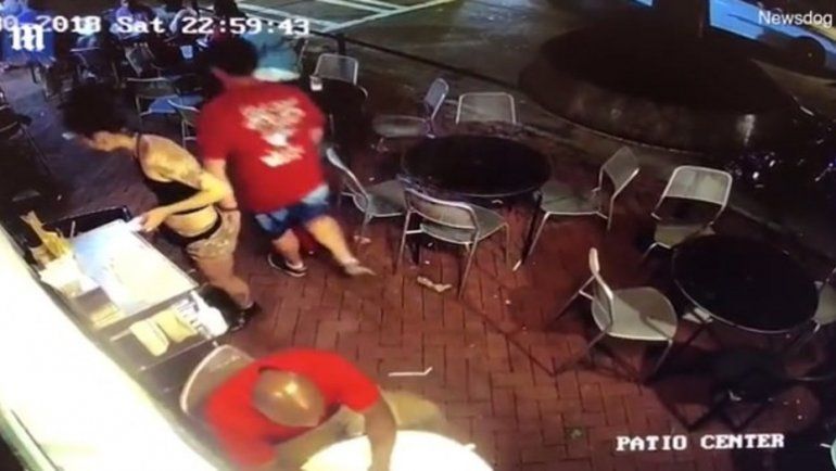 Acosó a una moza y terminó en el piso