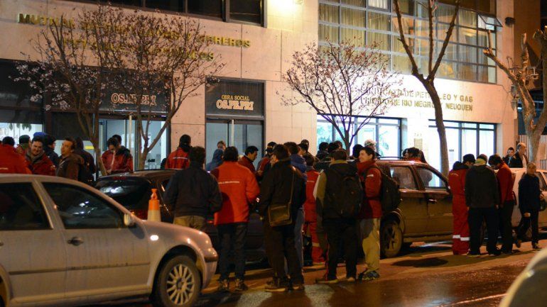 Los trabajadores se instalaron frente a la sede del gremio.