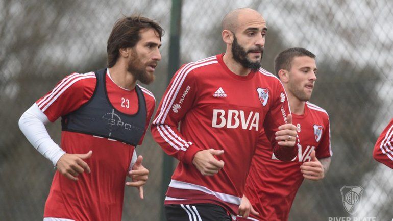 El central Pinola y el delantero Scocco se sumaron a la Banda la semana pasada