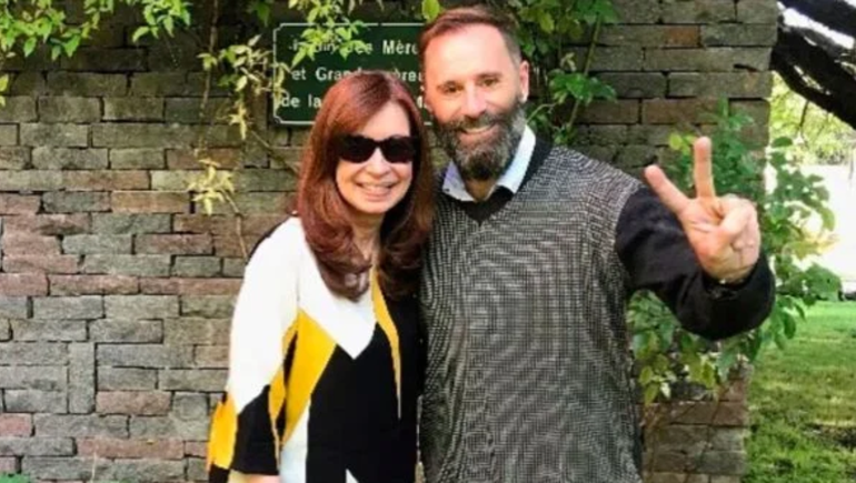 El sacerdote peronista ganador de las elecciones en Santa Cruz, Juan Carlos Molina, con la expresidenta Cristina Kirchner. El sacerdote peronista ganador de las elecciones en Santa Cruz, Juan Carlos Molina, con la expresidenta Cristina Kirchner. 