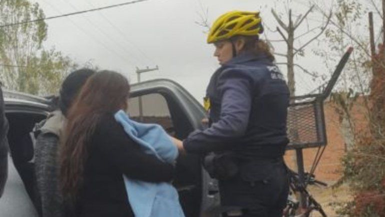 Parió a su bebé en su casa: la ayudó una mujer policía