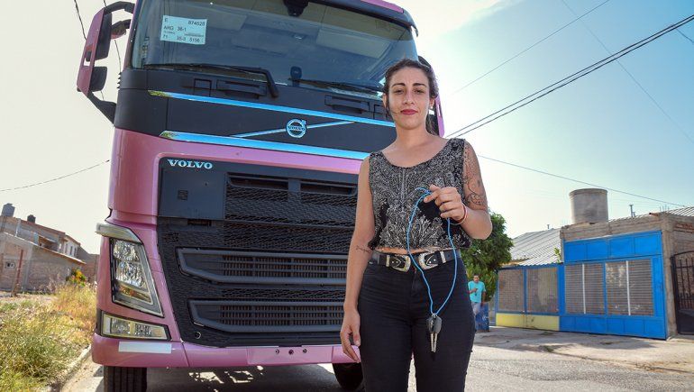 Con patente en mano, Sabina ya puede salir a trabajar con su camión rosa