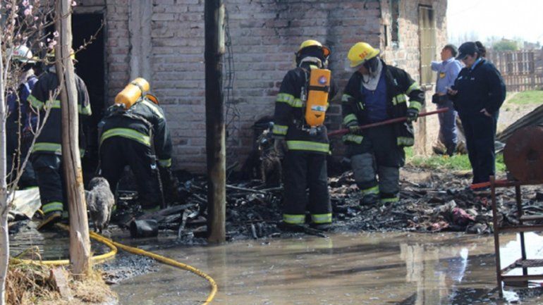 Lucha por su vida el hombre que rescató a su familia de la casa en llamas