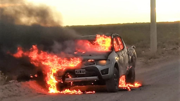 Una camioneta quedó destruida al prenderse fuego en la meseta