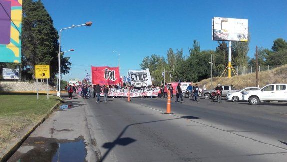 organizaciones sociales cortan los puentes carreteros