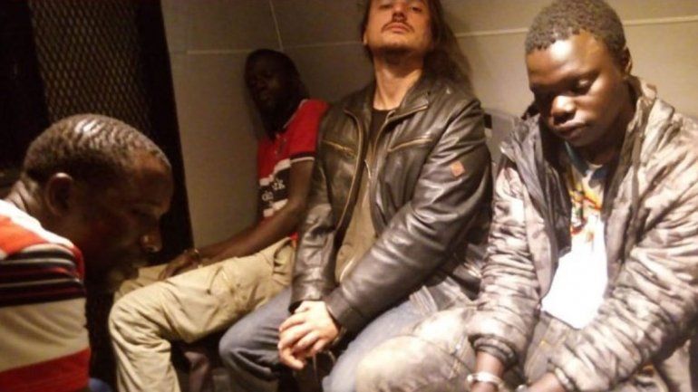 Anoche mucha gente protestaba en la puerta de la comisaría.