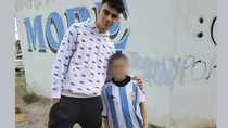conmovedor: vio llorar a un nene que limpiaba vidrios y le regalo la camiseta de argentina conmovedor: vio llorar a un nene que limpiaba vidrios y le regalo la camiseta de argentina