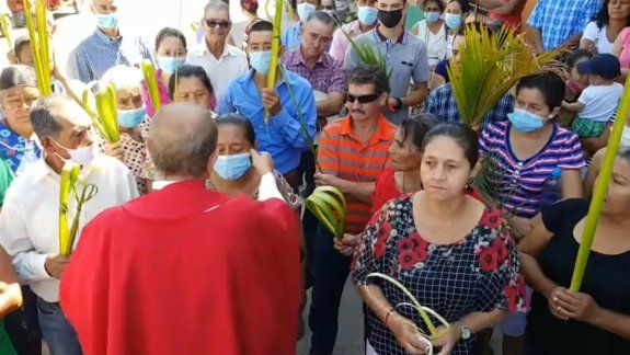 Escándalo: un cura les sacó los barbijos a los fieles en una misa