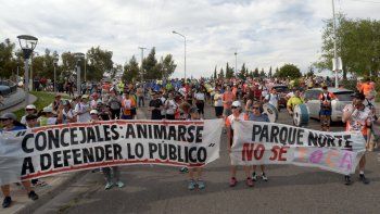 Los vecinos acudieron al lugar con carteles en defensa de la barda.