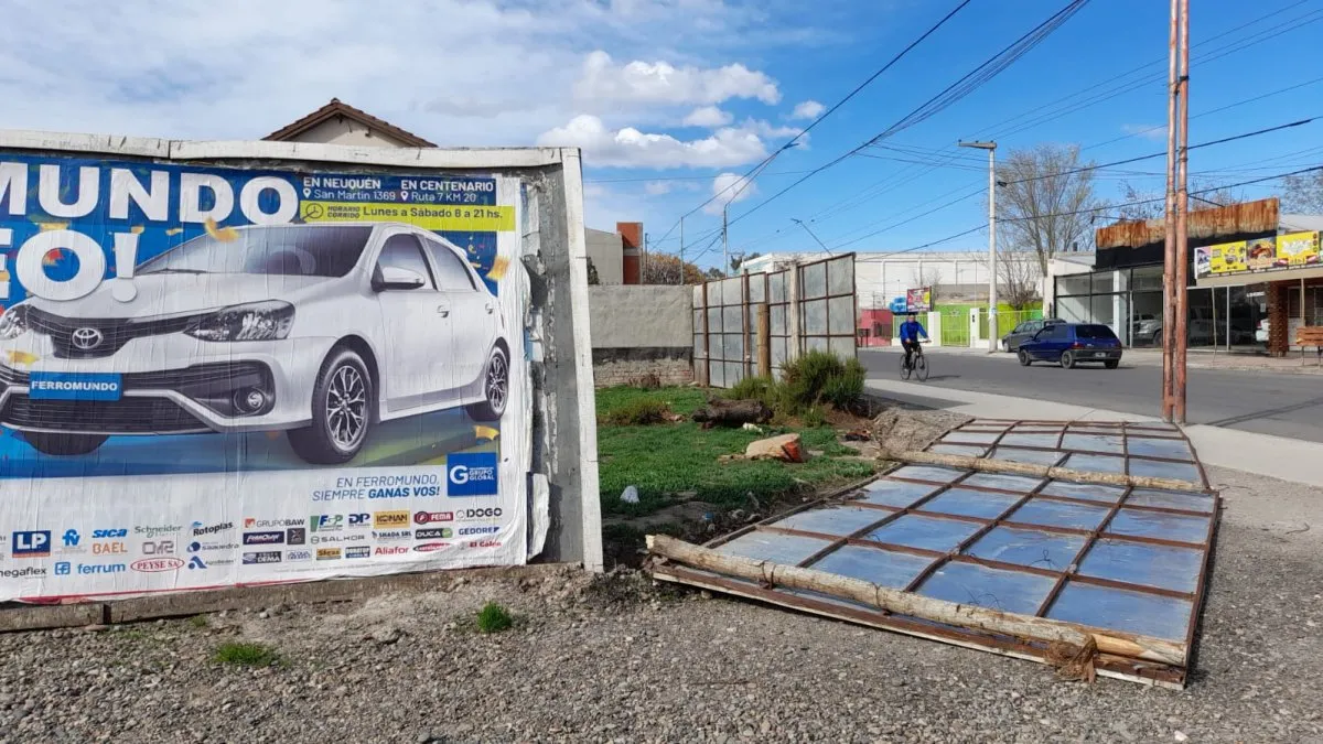 Piden precaución en la vía pública por posibles caídas de carteles por el viento.