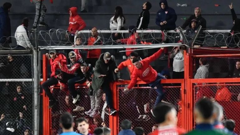 Violencia en Avellaneda: se suspendió Independiente - Universidad de Chile por incidentes muy graves
