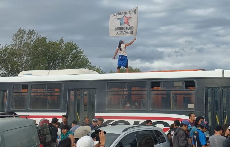  Fanáticos de Comodoro Rivadavia, enloquecidos por la llegada de La Renga. Fanáticos de Comodoro Rivadavia, enloquecidos por la llegada de La Renga.