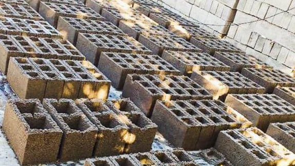 Una máquina bloquera le cambió la vida a un pueblo del norte neuquino